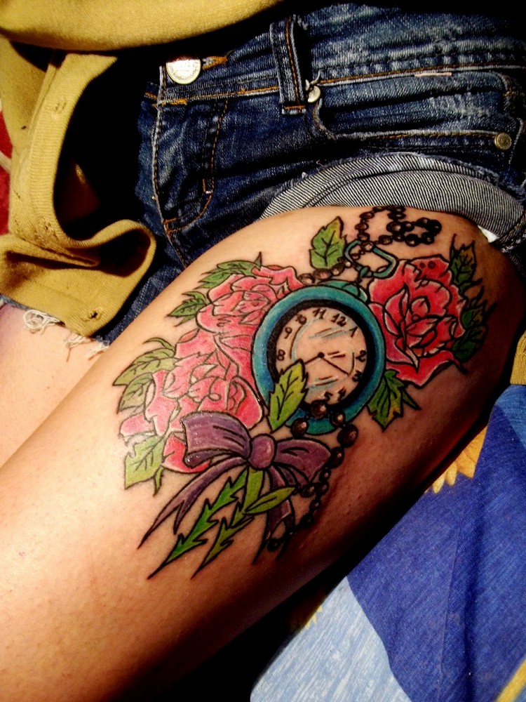 tatouage jambe femme horloge et roses sur la cuisse