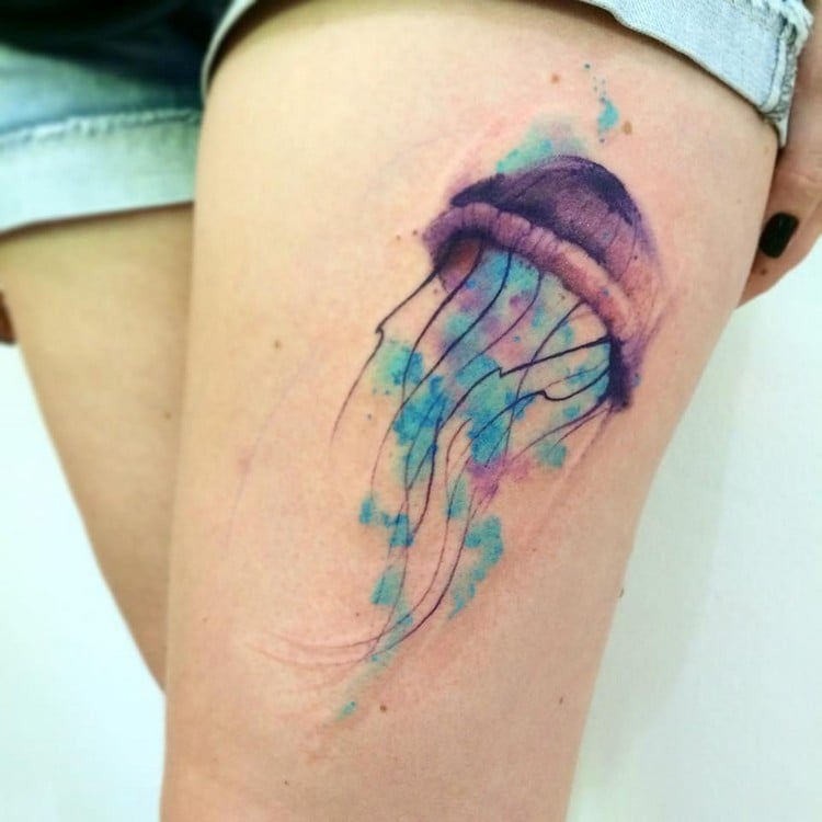 tatouage jambe femme méduse watercolor sur la cuisse