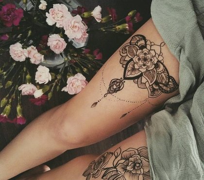 tatouage jambe femme noir et blanc motif mandala sur les cuisses