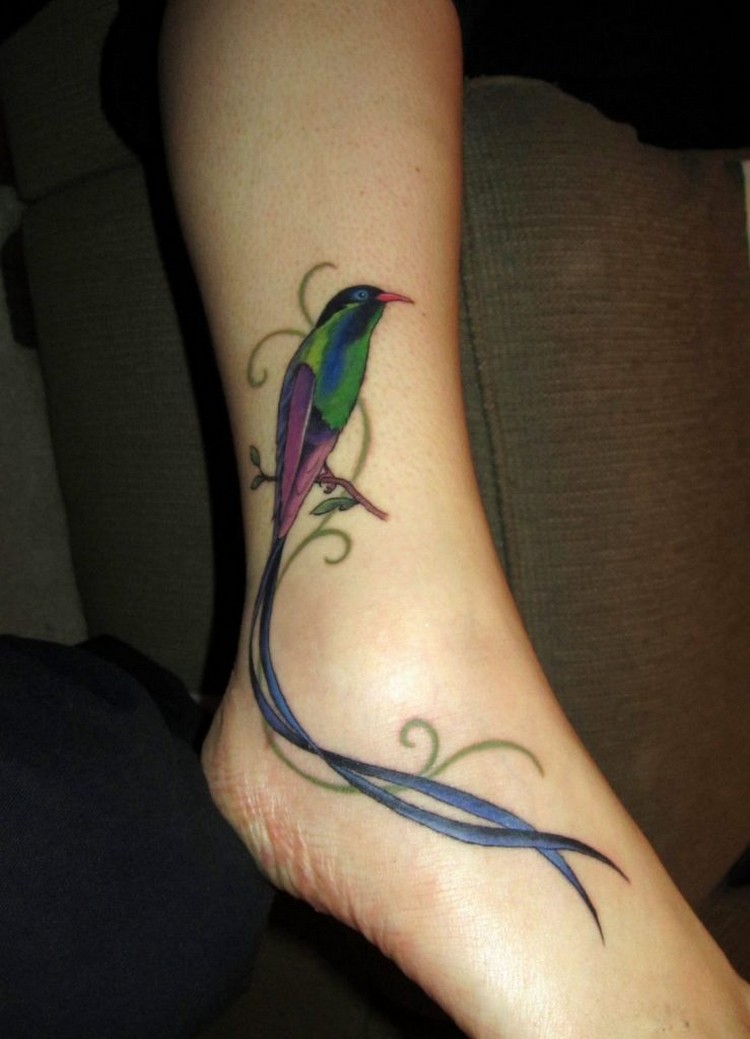 tatouage jambe femme oiseau coloré sur la cheville