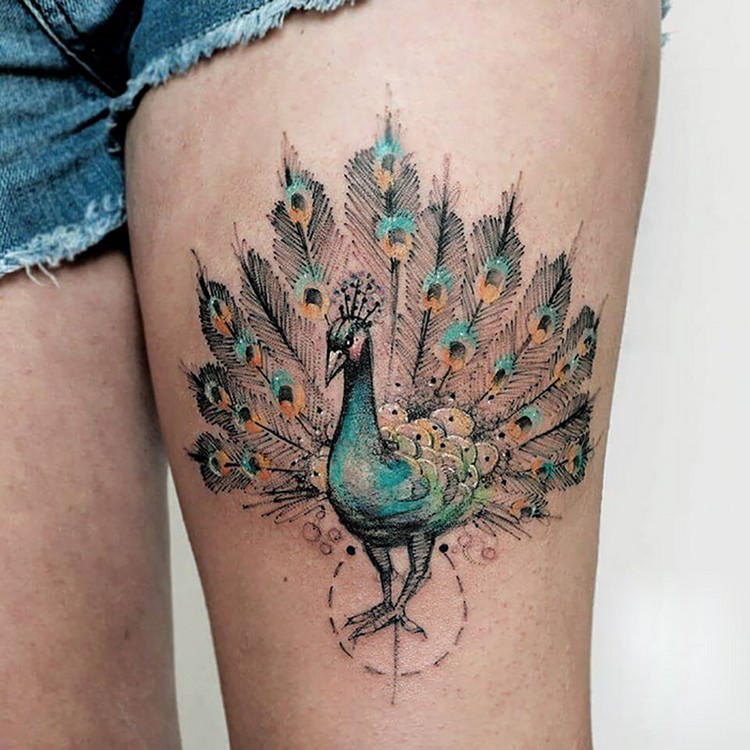 tatouage jambe femme paon coloré sur la cuisse