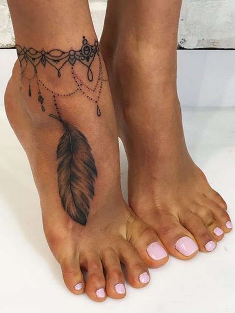 tatouage jambe femme plume sur le pied bracelet autour de la cheville