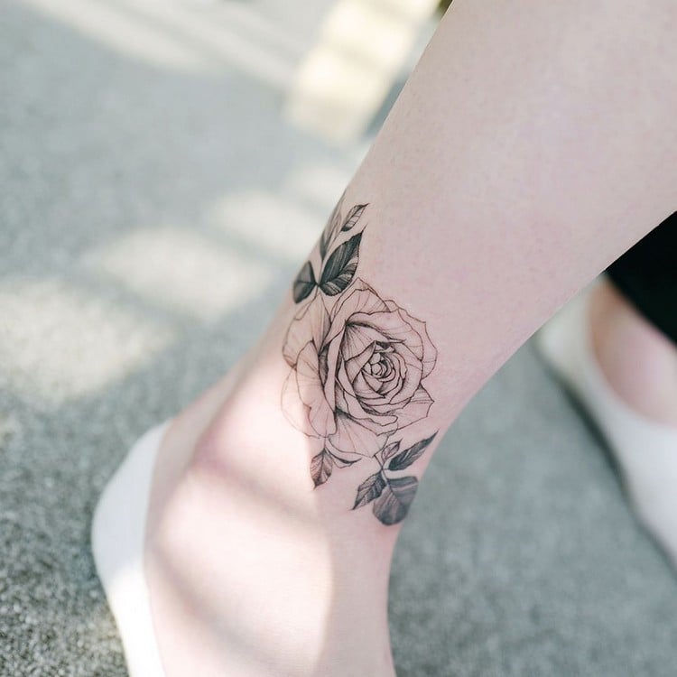 tatouage jambe femme rose autour de la cheville