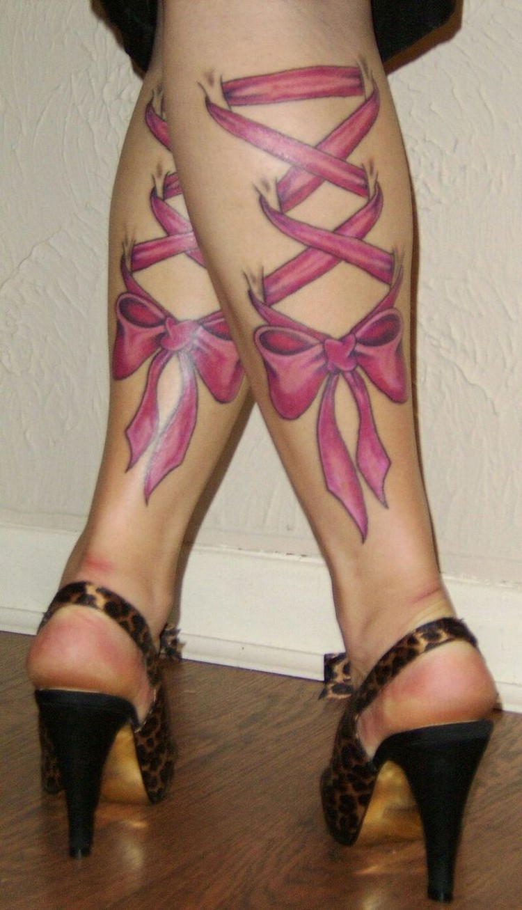 tatouage jambe femme rubans roses sur les deux mollets