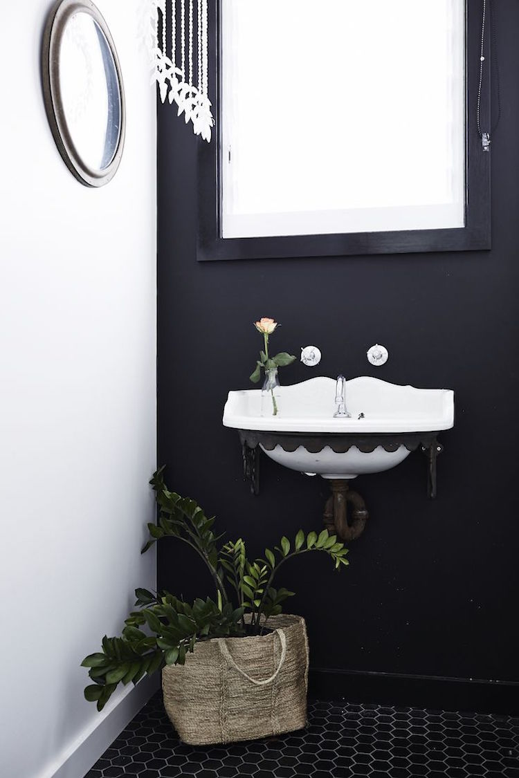 tendance salle de bain lave mains suspendu peinture murale noire