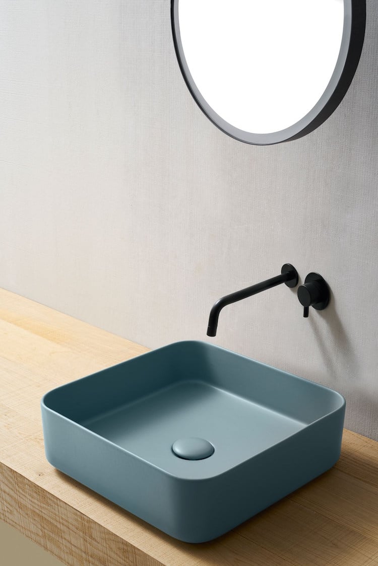 tendance salle de bain vasque design bleu finition matte