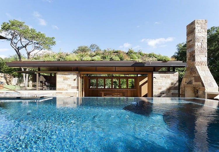 toit végétalisé incurvé d'une maison à texas avec piscine et cheminée