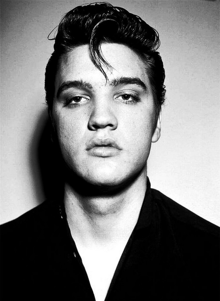Pompadour coiffure classique Elvis Presley effet mouillé cheveux mis en arrière crête en banane