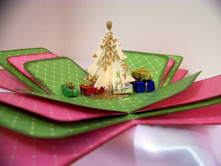 boîte à explosion Noël avec un sapin en or et de petits cadeaux