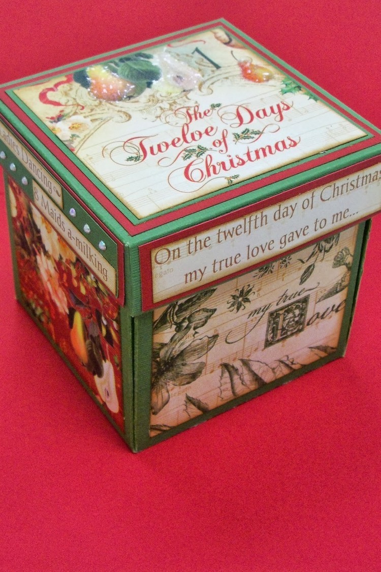 boîte à explosion Noël décorée d'une manière magique