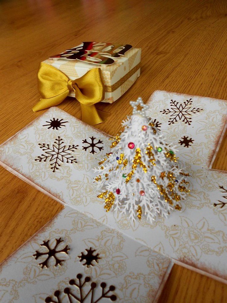 boîte à explosion Noël en blanc et en or avec un sapin au milieu