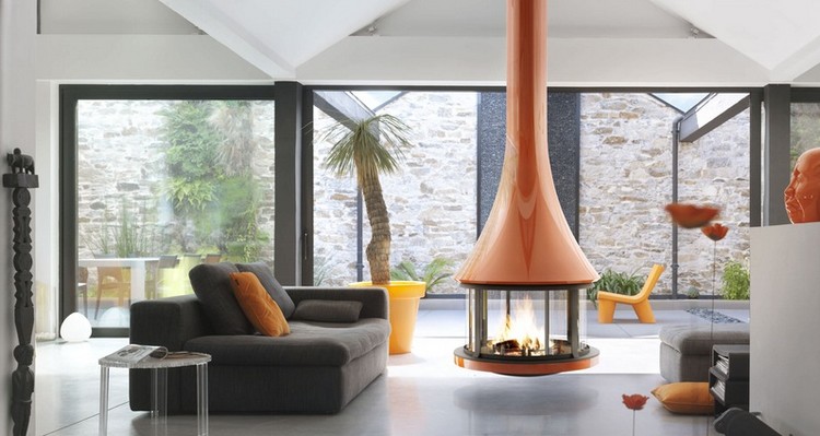 cheminée suspendue moderne au foyer fermé design très chic en béton