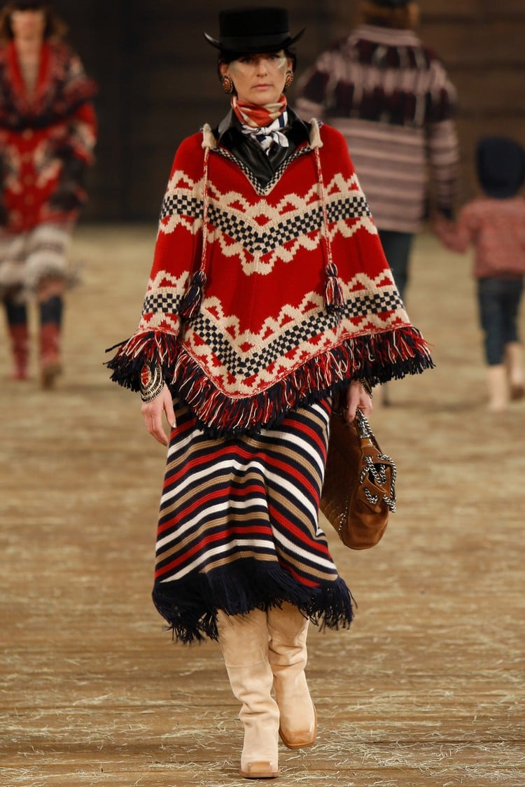 comment porter un poncho femme motifs ethniques semaine mode piste fashion