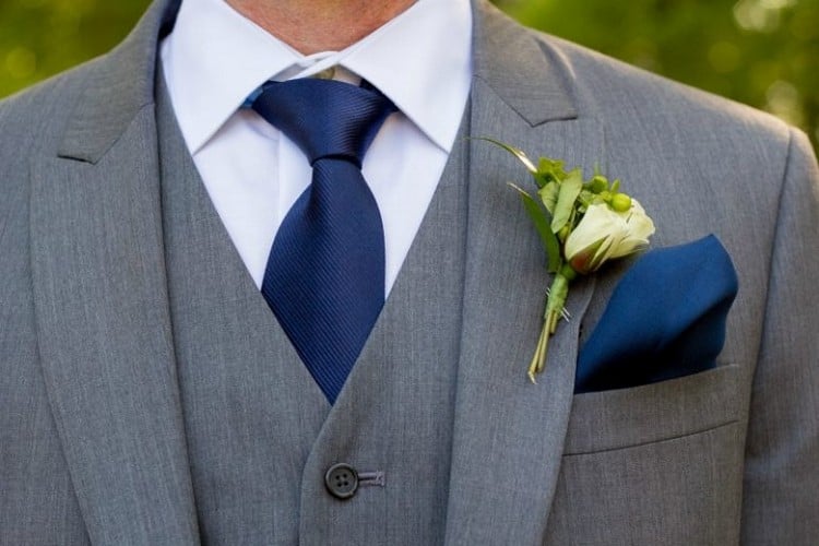 costume gris chemise blanche cravate et pochette bleues