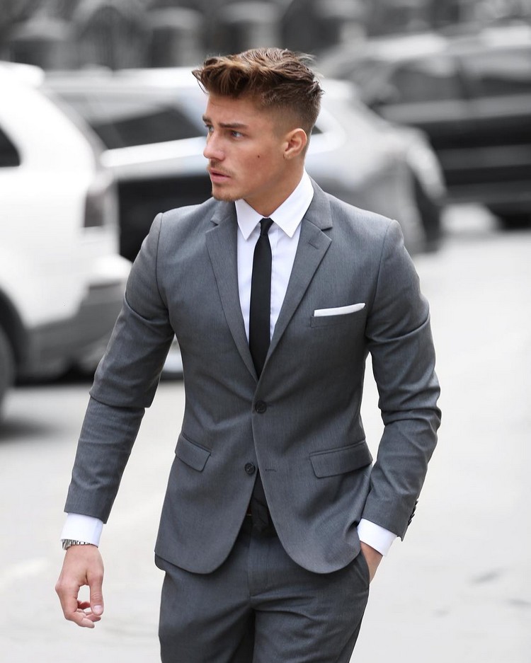 costume gris chemise blanche cravate noire