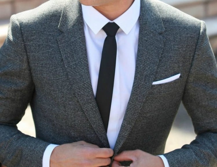 costume gris cravate noire chemise blanche