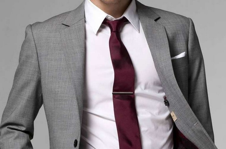 costume gris cravate rouge