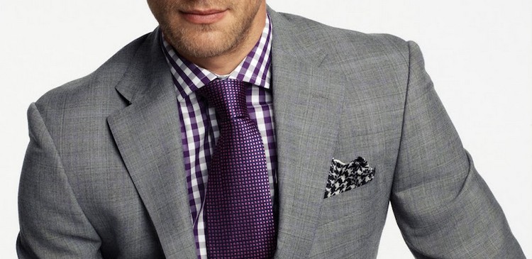 costume gris cravate violette chemise carrée