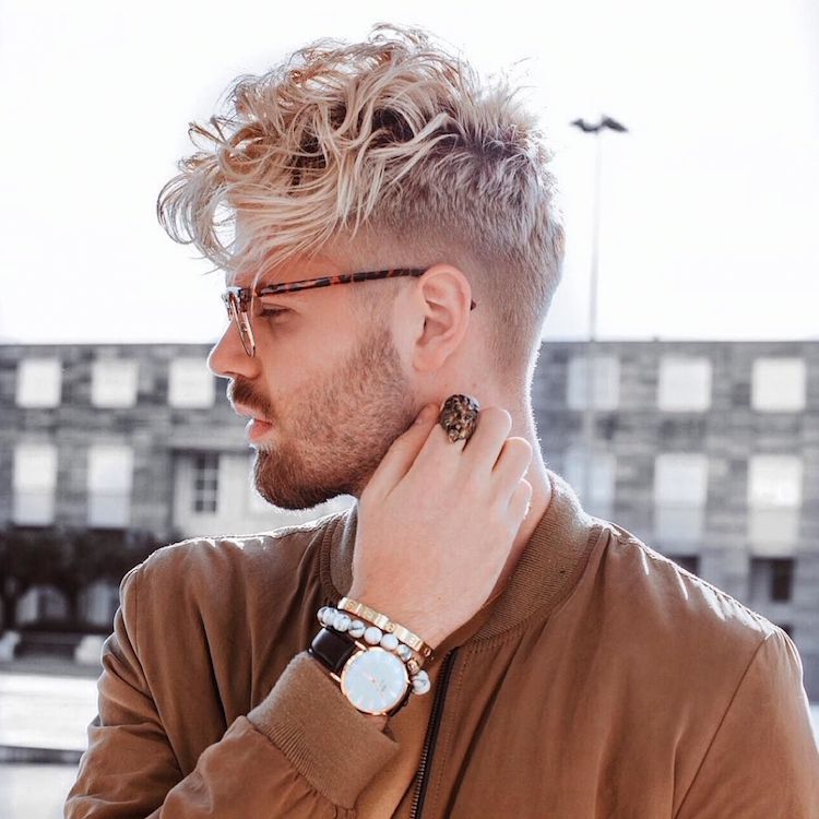 coupe-undercut-homme-cheveux-bouclés-blonds