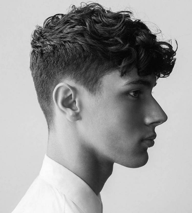 coupe undercut homme pour cheveux bouclés