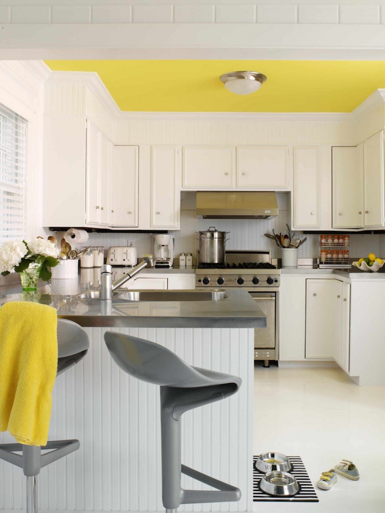cuisine blanche deco jaune peinture plafond jaune canari