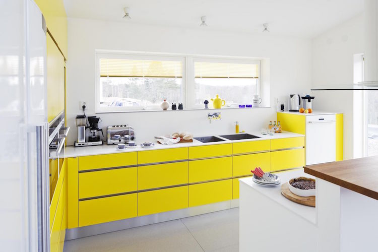 cuisine blanche lumineuse armoires jaune canari
