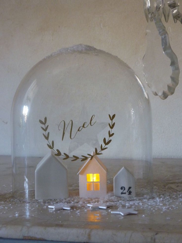decoration de Noel cloche verre maisons bois miniatures etoiles blanches