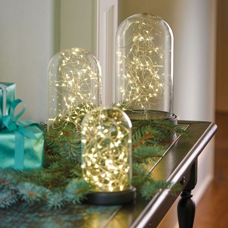 decoration de Noel cloches en verre guirlandes lumineuses branches sapin