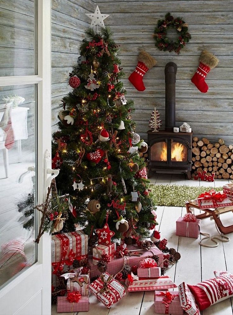decoration de sapin de Noel style anglais cadeaux suspensions rouges chaussettes rouges