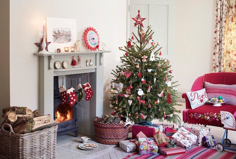 decoration de sapin de Noel traditionnelle vert rouge blanc chaussettes cheminee