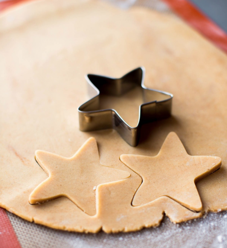 decouper etoiles pate cannelle biscuits Noel
