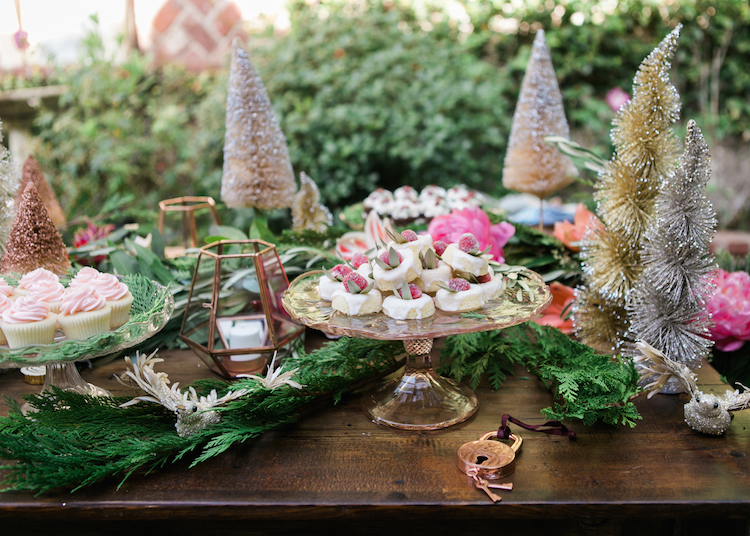 décoration de table Noel assiettes sur pied bougeoirs