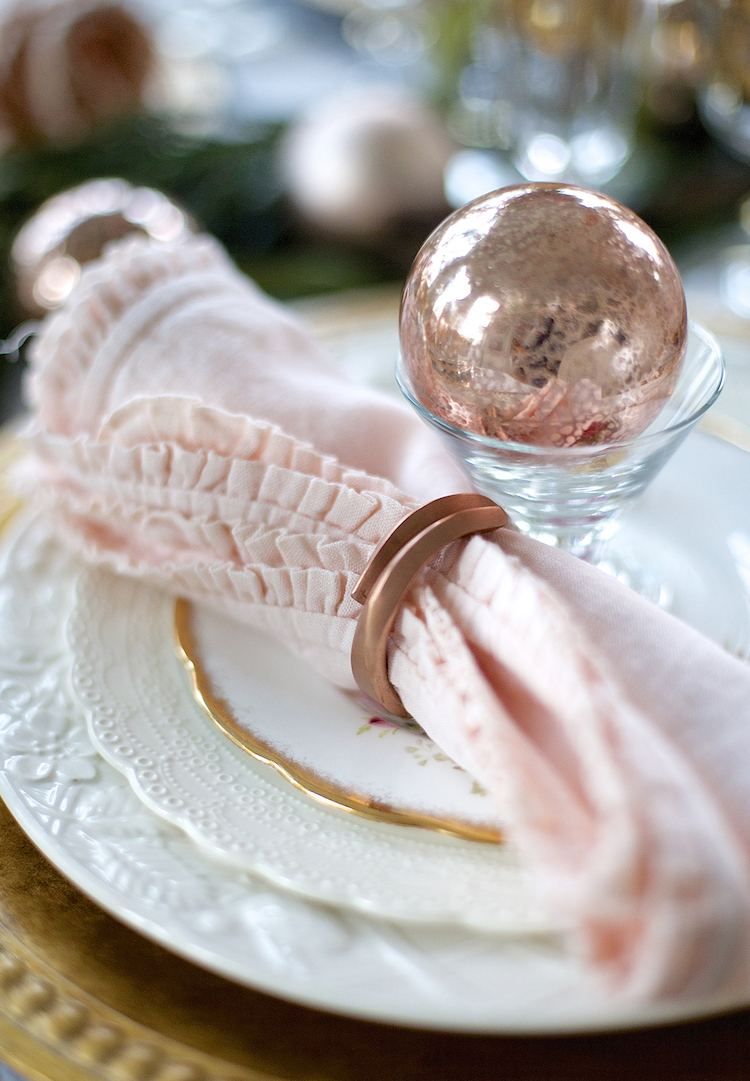 décoration de table Noel délicate rond de serviette or rose