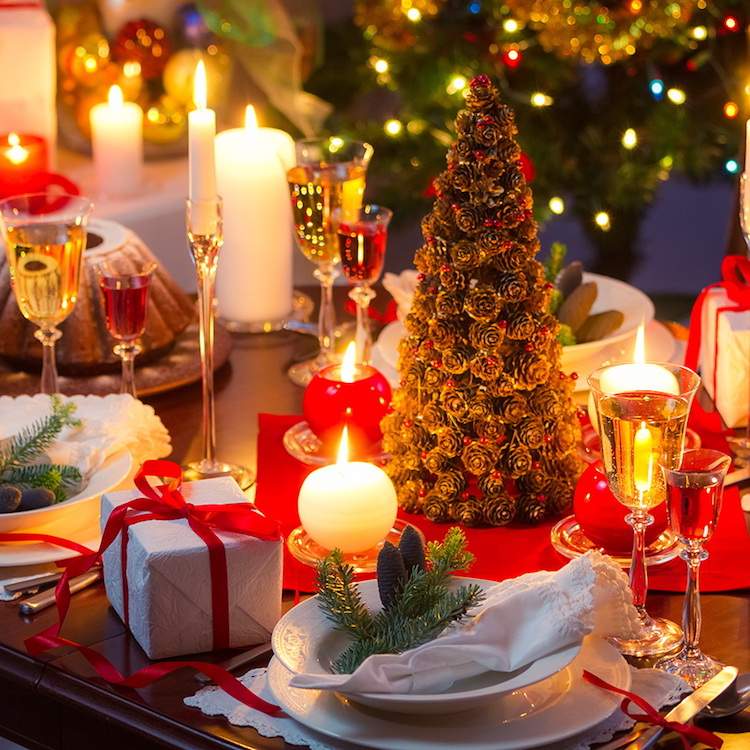 décoration-de-table-Noel-traditionnelle-sapin-pommes-de-pin