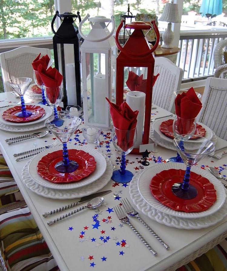 décoration de table Noël révisée blanc rouge bleu indigo