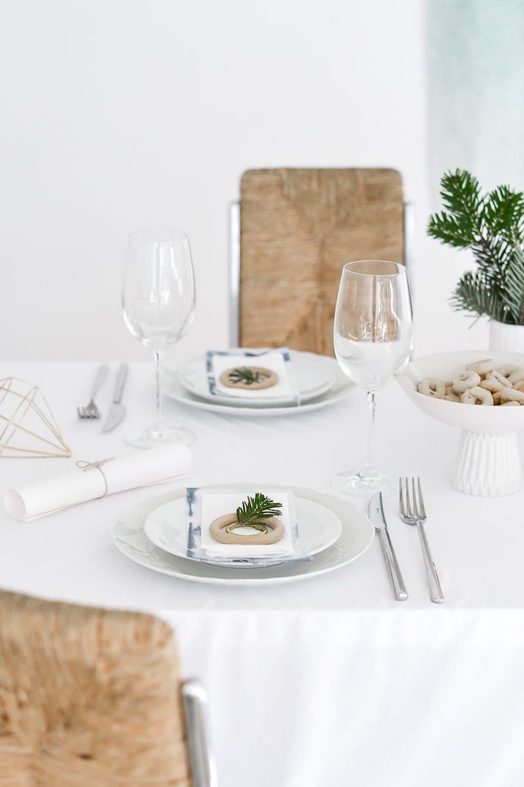 décoration de table Noël simple et élégant en blanc