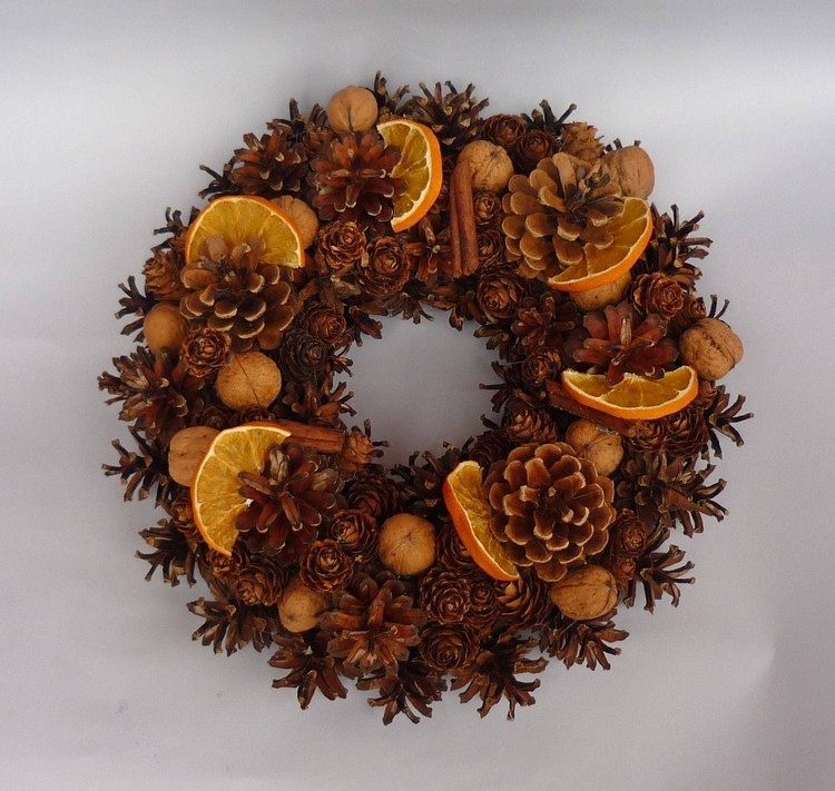 déco noël 2017 couronne de noël fabriquée d'oranges et de pommes de pin