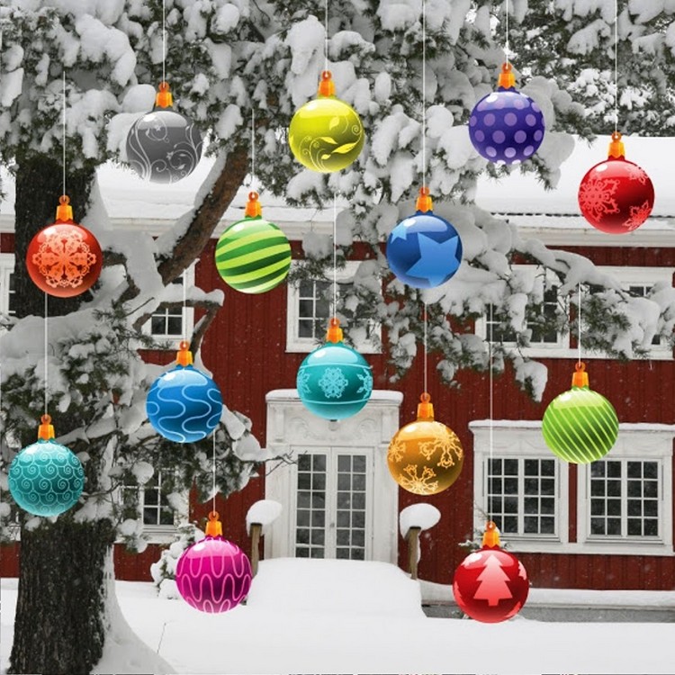 décoration de noël extérieur boules accrochées à l'arbre