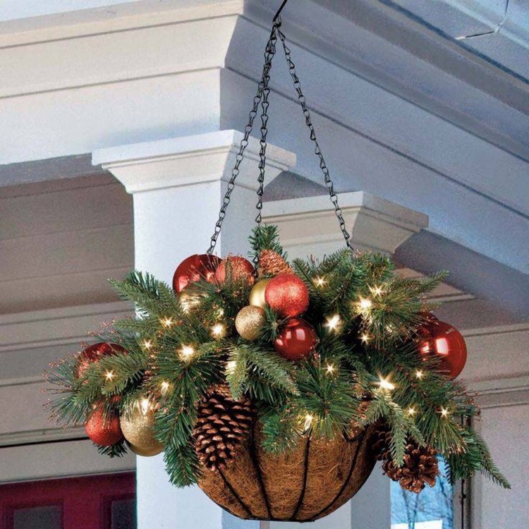 décoration de noël extérieur pot suspendu avec des pommes de pin et boules
