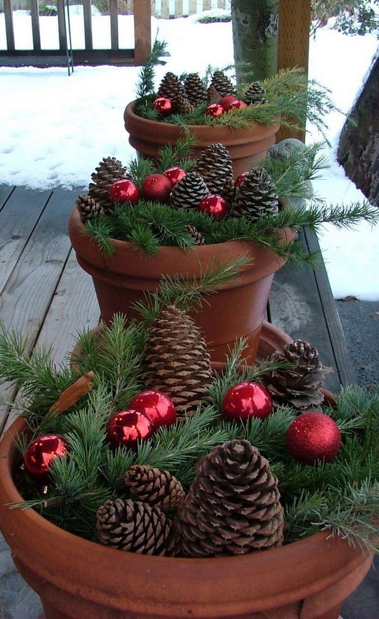 décoration de noël extérieur pots à fleurs remplis de boules et de pommes de pin