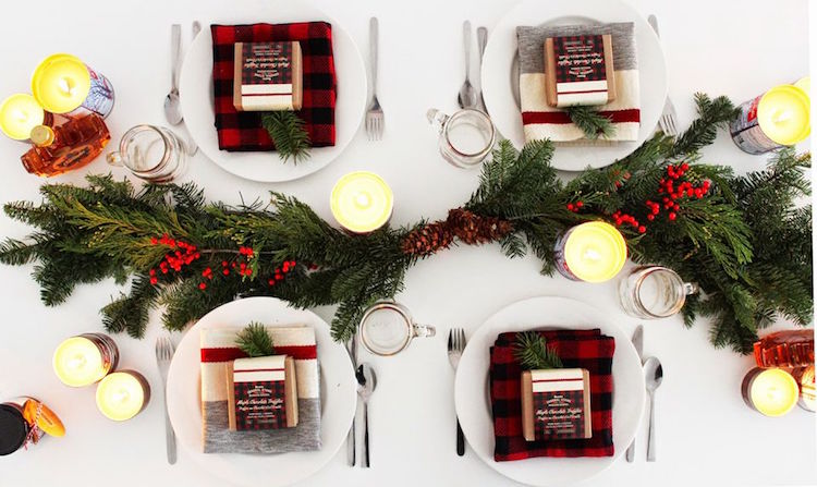 décoration de table Noël idées serviettes cadeaux assiette
