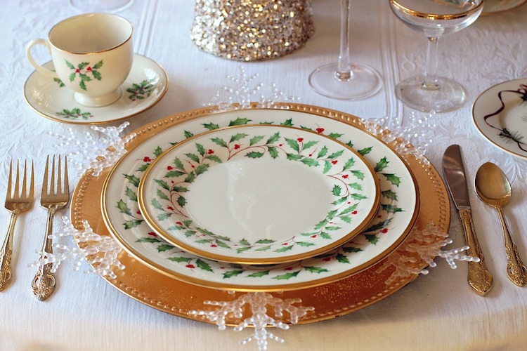 décoration de table Noël sous-assiette dorée service houx