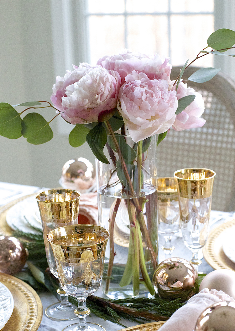 décoration de table Noël verres à vin bordure dorée