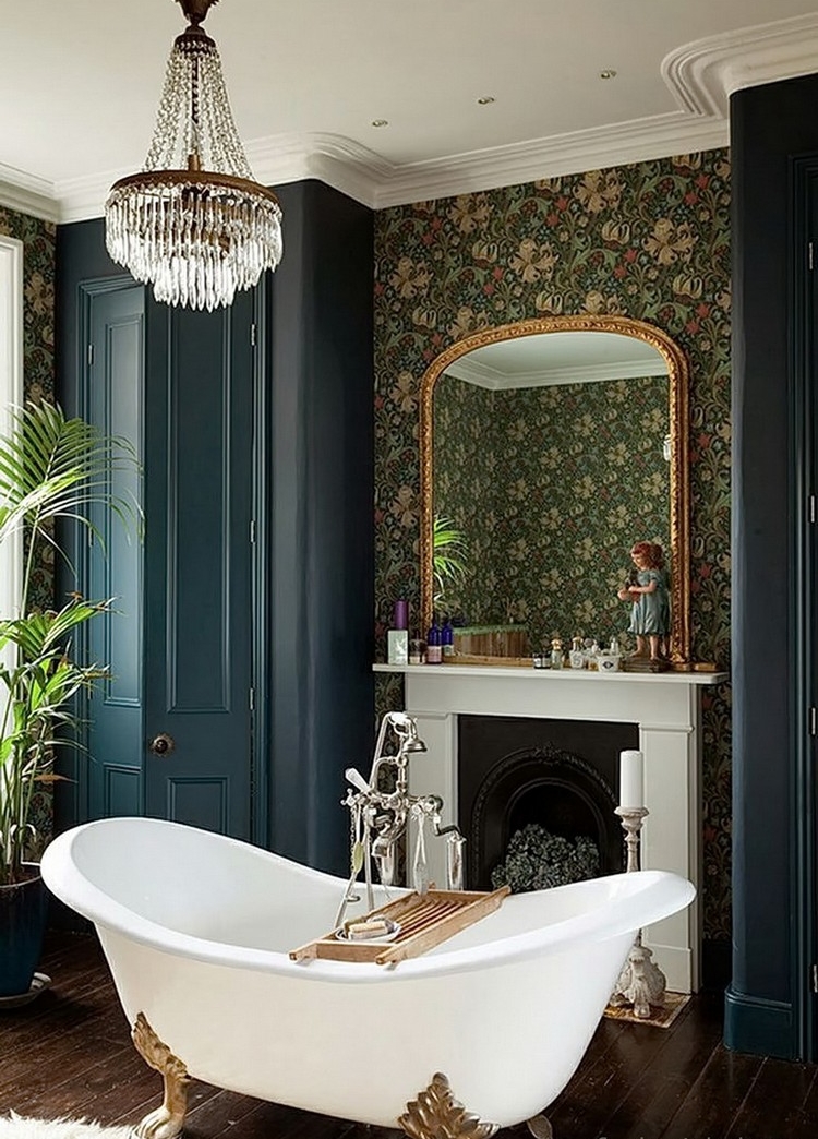décoration style anglais bain cheminée ouverte avec revêtement blanc
