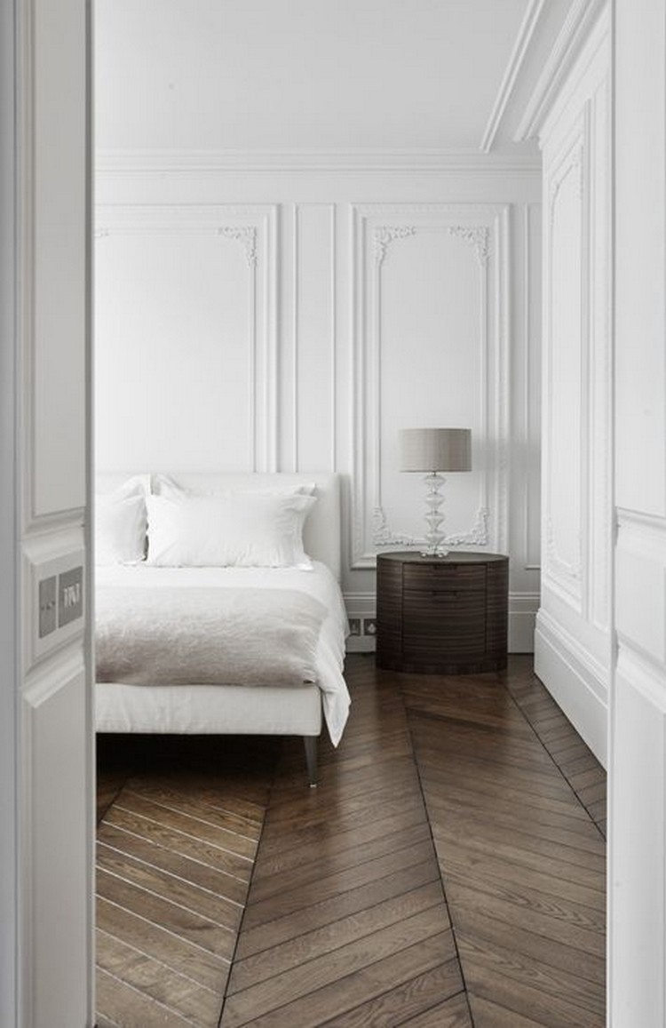 décoration style anglais chambre adulte sol bois murs peints blanc lit vintage