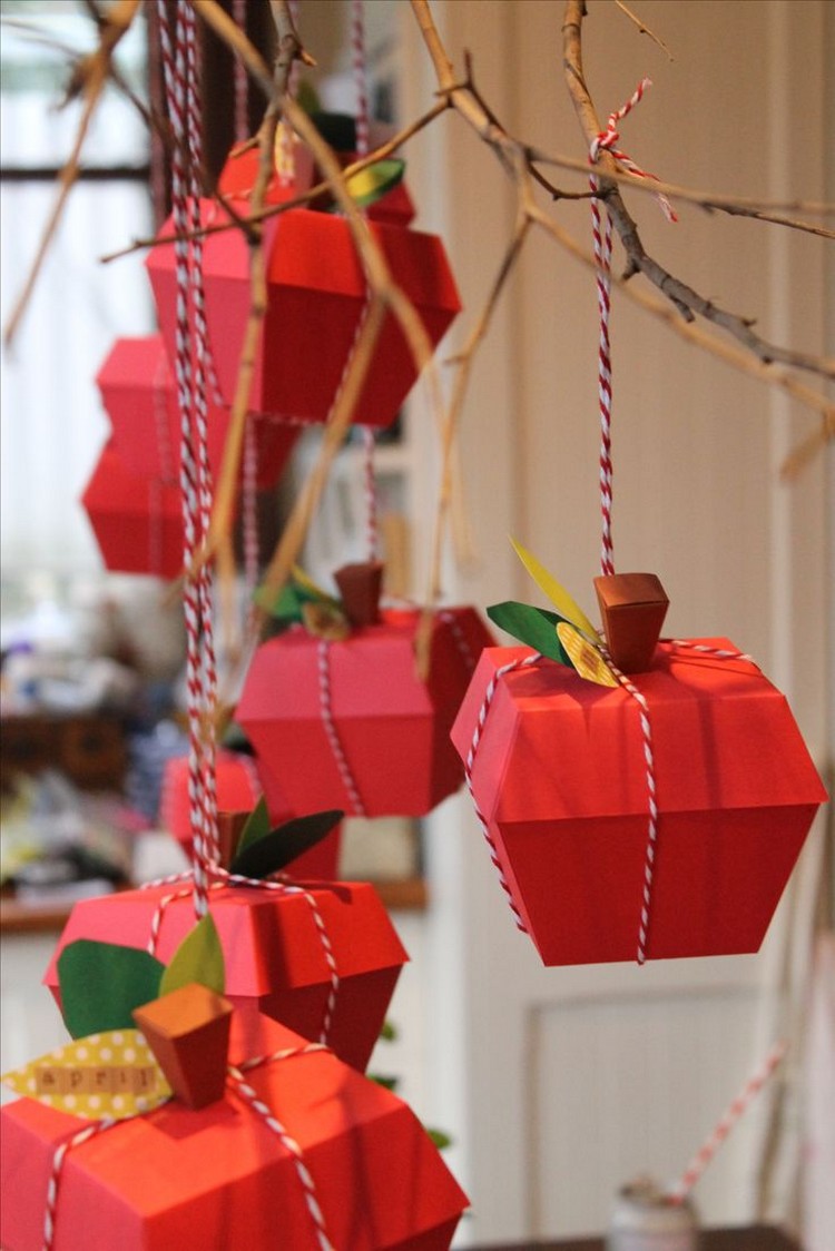 emballage cadeau original pour Noël 2017 idée suspensions sapin forme cadeaux en papier