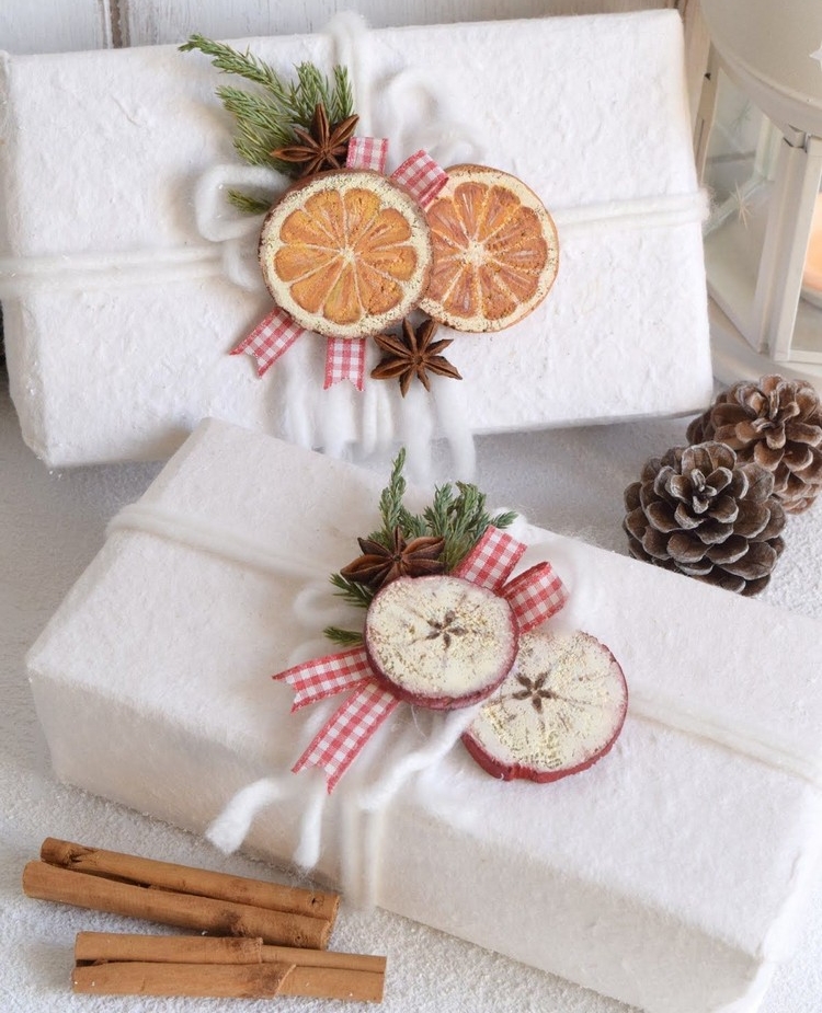 emballage cadeau original pour Noël 2017 papier kraft blanc oranges séchées idée déco cadeaux