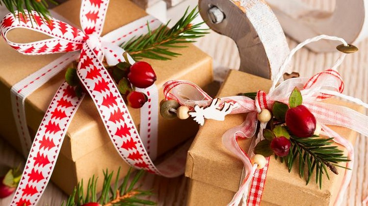 emballage cadeau original pour Noël 2017 papier kraft ruban branches sapin fruits rouge