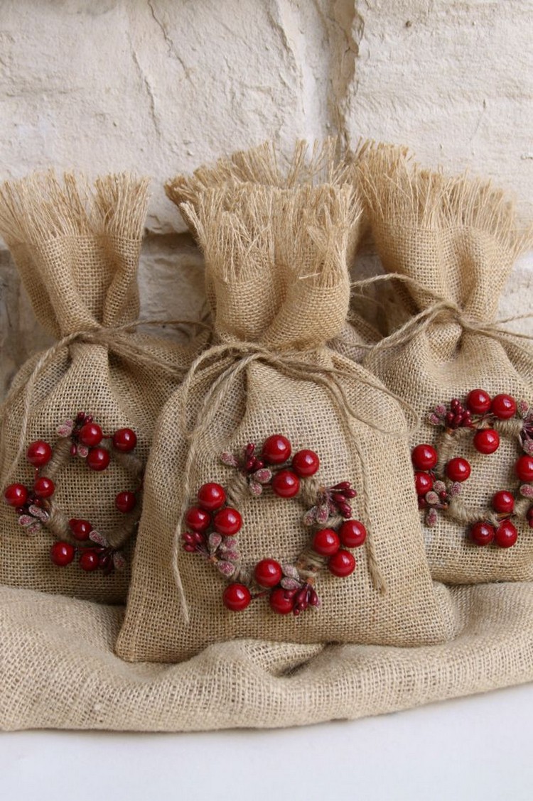 emballage cadeau original pour Noël 2017 petits sacs toile de Jude déco fruits rouges