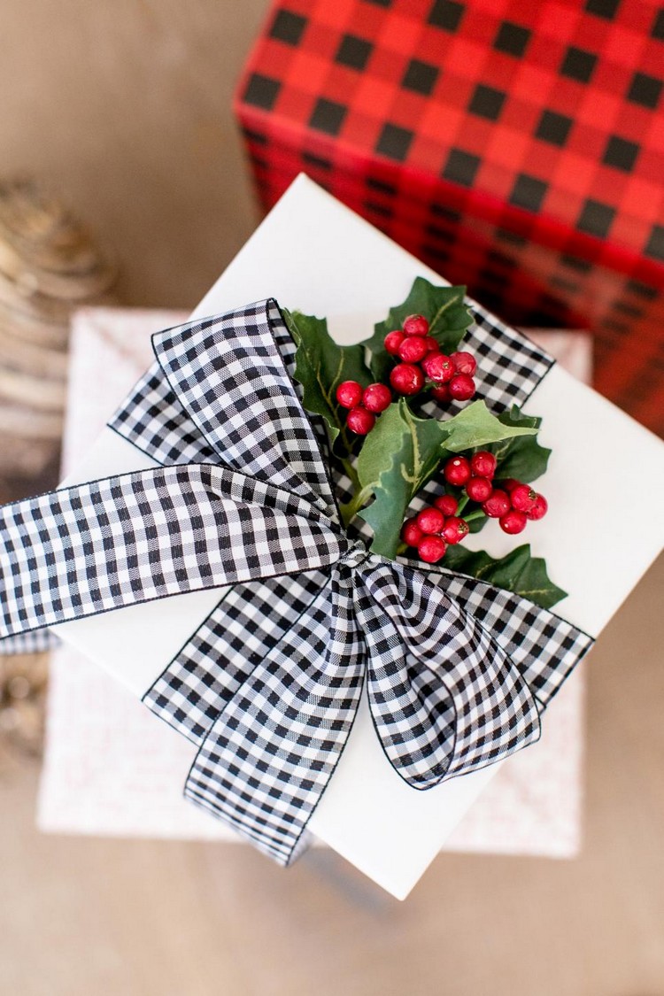 emballage cadeau original pour Noël 2017 ruban noir blanc papier blanc motifs déco branches fruits rouges